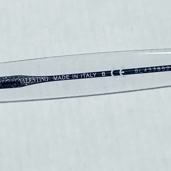 VALENTINO ROCKSTUD DETAIL SUNGLASSES WITH CASE - Picture 7 of 9